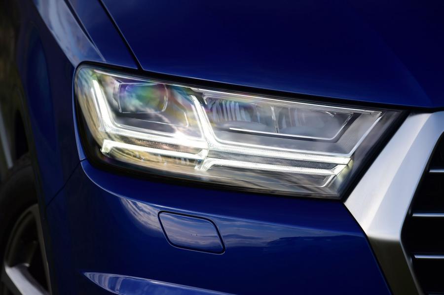 Детали экстерьера Audi Q7 TDI Quattro S-Line (4M) 2015 года  (UK) (фото 8 из 40)